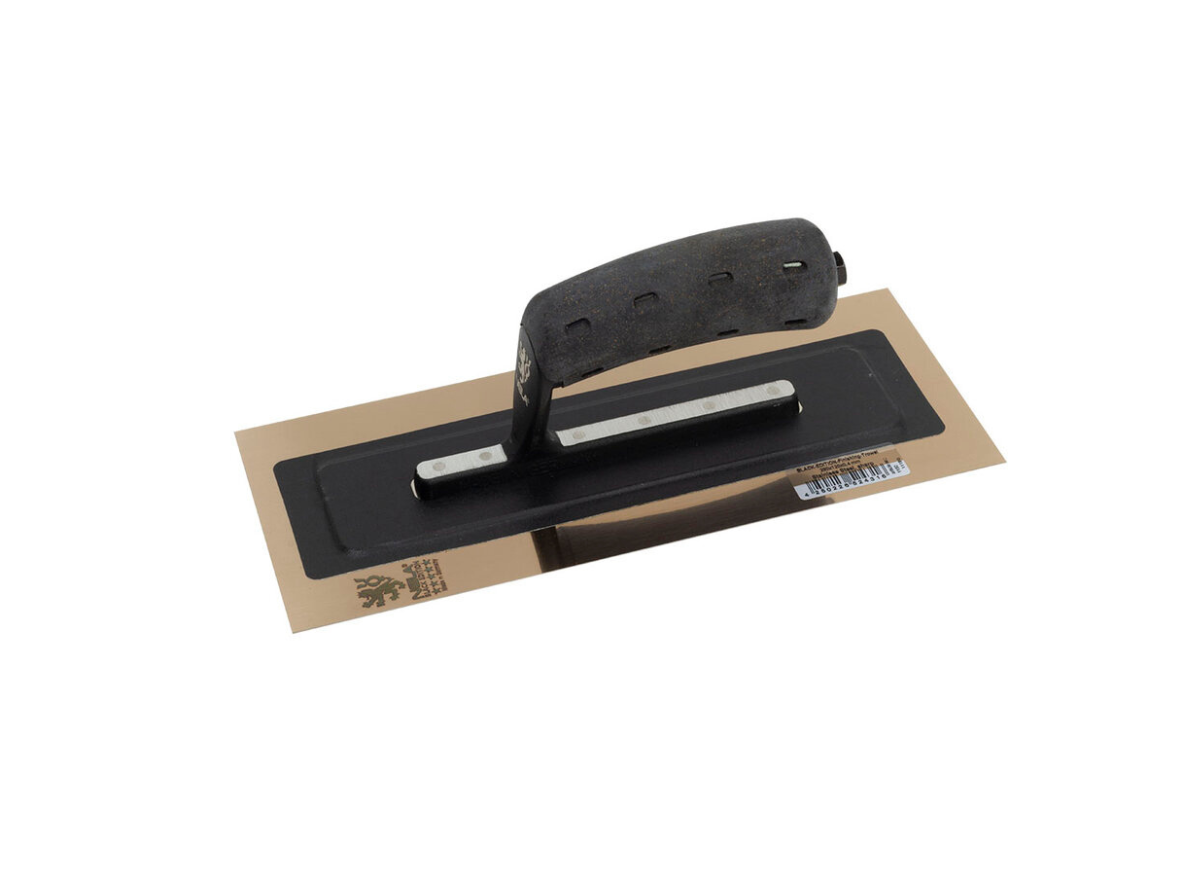 NELA Black Edition Finishing Trowel The ultimate version of our popular Nela Mediflex trowel, the best of the best! Extra Light – Medium Flexibility • Perfect for burr-free fillings thanks to lightly rounded edges and versatile double-blade technology. • BiKoGRIP in CORK and SOFT. A perfectly designed Ergonomic handle - designed on comfort and performance. • Ultra-lightweight aluminium mounting made from a robust special alloy: for ultra-high stability and easy handling. • Attached with special bolts made from a high-quality stainless material. • High-strength bond between both blades thanks to a special tape that withstands both solvents and extreme temperatures. Thickness of the blade 0,4 mm